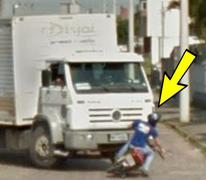 Street View captura exato momento de incidente entre moto e caminhão