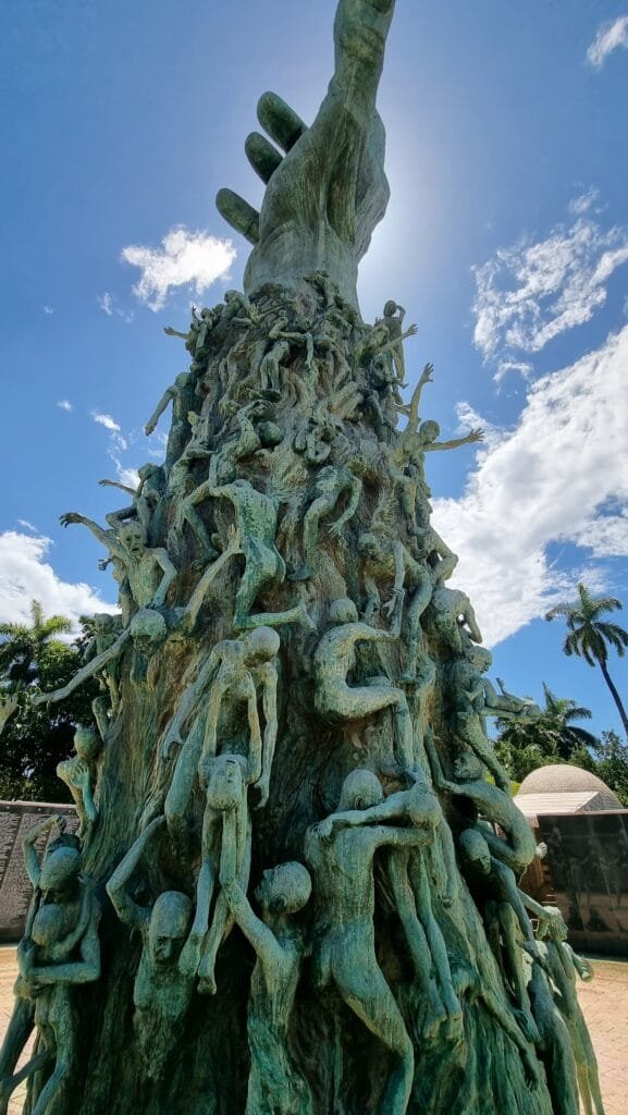 Um braço gigante estendido no Memorial do Holocausto em Miami - Holocaust Memorial Miami Beach