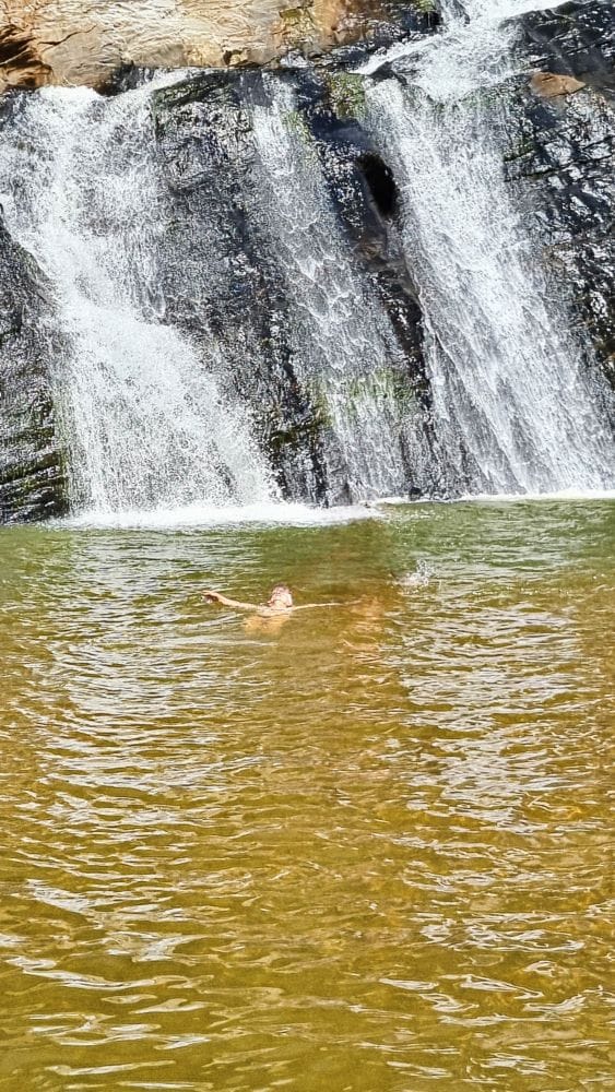 Lago da Cachoeira do Gil em Santa Bárbara do Tugúrio em Minas Gerais onde é possível nadar em suas águas cristalinas (fora da época de chuva).