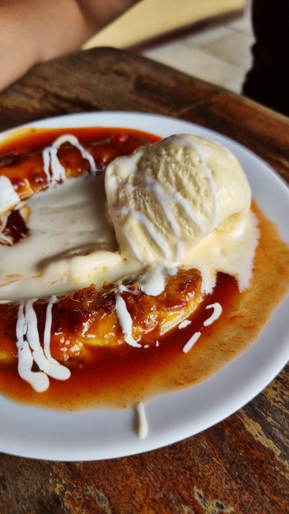 Iguaria local, Sobremesa de Banana flambada com sorvete no Restaurante Olhos D'água. Já que Santa Barbara do Tugúrio é a terra da banana.