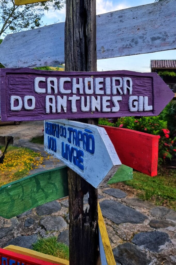 Placa com o nome Cachoeira do Gil e dos Antunes. Uma cachoeira, dois nomes. Duas Cachoeiras, um nome.