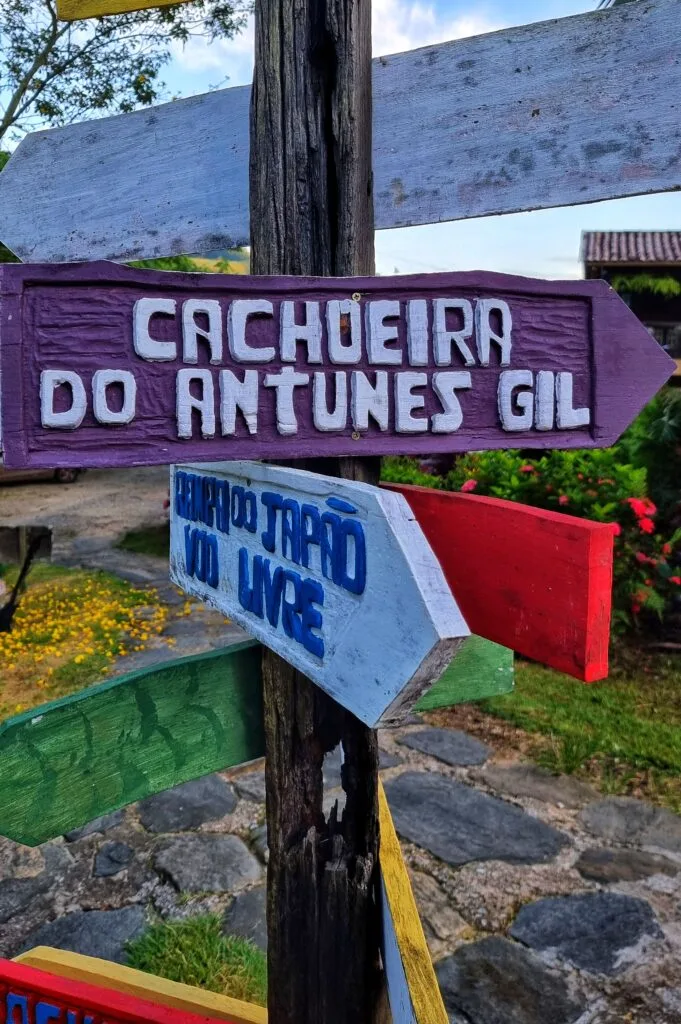 Placa com o nome Cachoeira do Gil e dos Antunes. Uma cachoeira, dois nomes. Duas Cachoeiras, um nome.