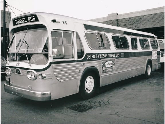 Ônibus do túnel segue a cidade de Detroit nos Estados Unidos para a cidade de Windsor no Canadá