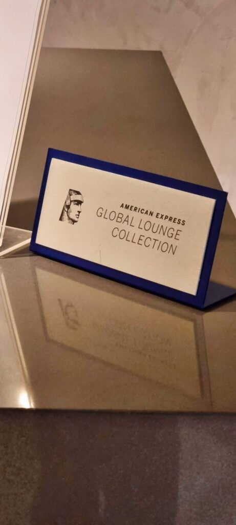 Placa do American Express Global Lounge Collection na entrada da sala Plaza Premium Lounge no Terminal 2 doméstico do Aeroporto Internacional de São Paulo-Guarulhos