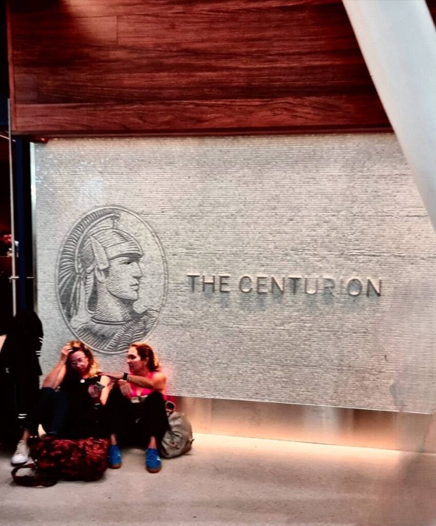 Clientes aguardando na fila virtual para adentrar a Sala Vip Centurion Lounge American Express no Aeroporto JFK