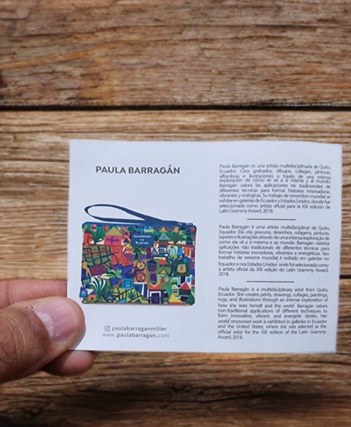 Cartão de apresentação do kit de amenidades LATAM com obra de Paula Barragán