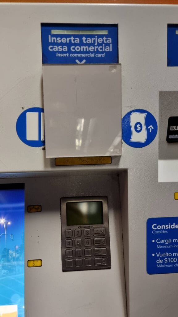 Detalhe da abertura para pagamentos com cartão de crédito e/ou débito bloqueadas/tampadas no metrô de Santiago no Chile.