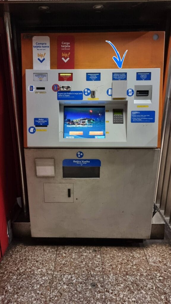 Máquina para compra de bilhetes de transporte público na Estação Moneda do Metrô de Santiago do Chile com abertura para pagamentos com cartão bloqueado/tampado.