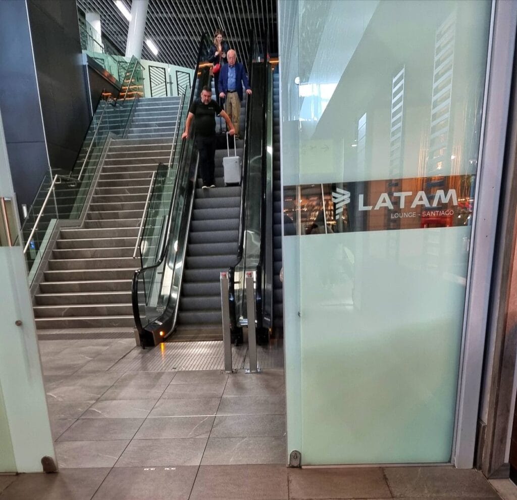 Entrada do lounge Latam no Aeroporto Internacional Arturo Merino Benitez em Santiago no Chile.