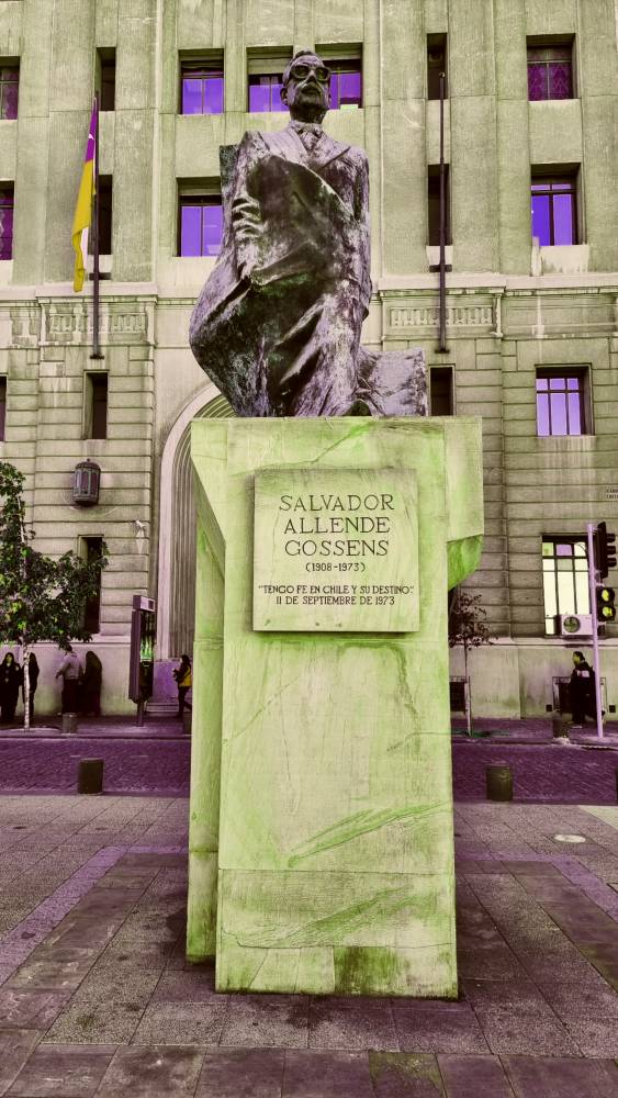 Estátua do ex presidente Salvador Allende na praça do Palácio La Moneda em Santiago no Chile