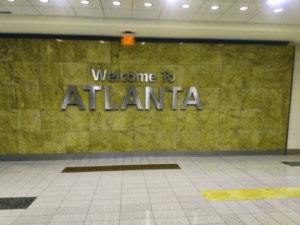 Letreiro após a Alfândega no Aeroporto de Atlanta com a inscrição "Welcome to Toronto". A direita do letreiro é a área de conexão e redespacho de bagagem. A direita é a saída da área segura e onde há um Enrollment Center do CBP com atendimento somente com agendamento.