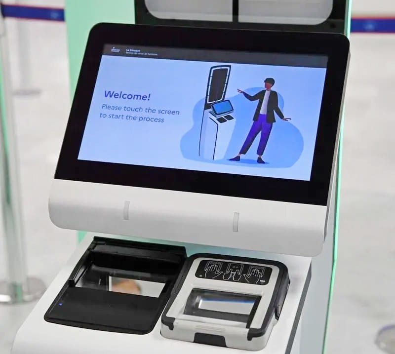 Quiosque de autoatendimento de pré-registro no Aeroporto Charles De Gaulle em Paris