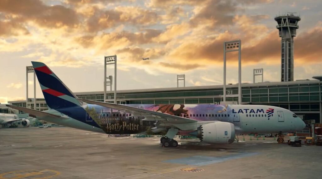 Avião LATAM Airlines customizado com a temática Harry Potter 