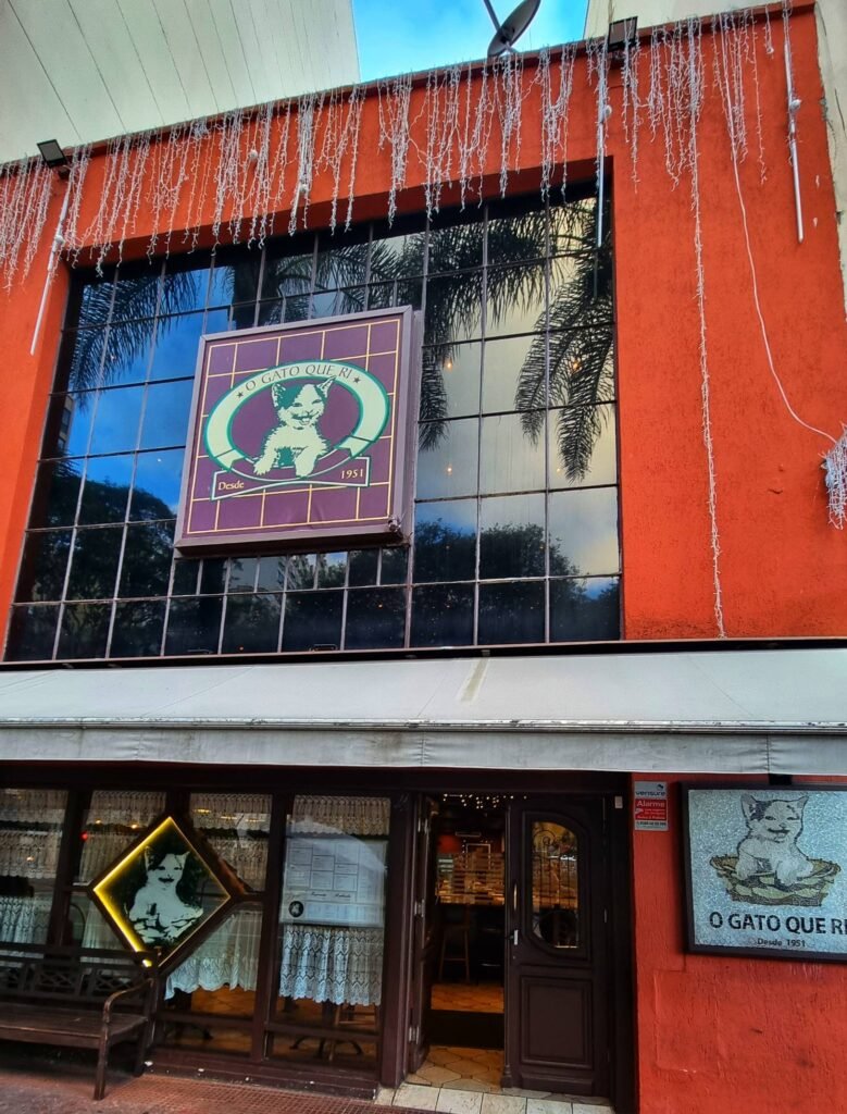 Fachada do Restaurante Gato que Ri no Largo do Arouche em São Paulo.
